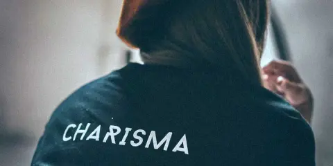 Osoba w bluzie z napisem "CHARISMA" ma charyzmatyczny styl.