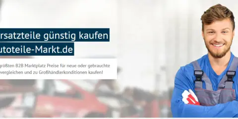 Lächelnder Mechaniker mit Werkzeug und Autoteile-Markt.de Logo.