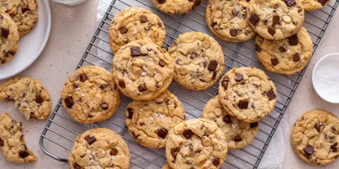 Délicieux cookies aux pépites de chocolat et au beurre de cacahuète, parfaits pour une recette cookies différent parfum.