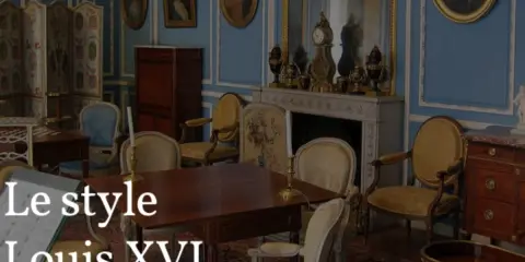 Salon de style Louis XVI avec mobilier d'époque, fauteuils dorés, cheminée ornée et portraits royaux.