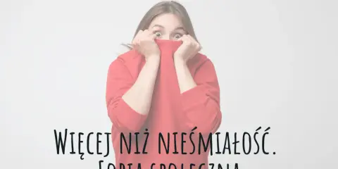 Przerażona nastolatka ukrywa twarz w bluzie. Tekst: "Więcej niż nieśmiałość. Fobia społeczna".