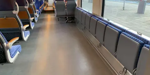 Leere Sitze im ice fahrradabteil. Perfekt für die nächste Radtour mit dem Zug.
