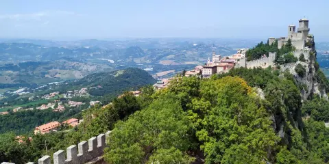 Panoramica mozzafiato di San Marino, con le sue torri medievali che dominano il paesaggio collinare, un luogo da sogno vicino a Rimini.