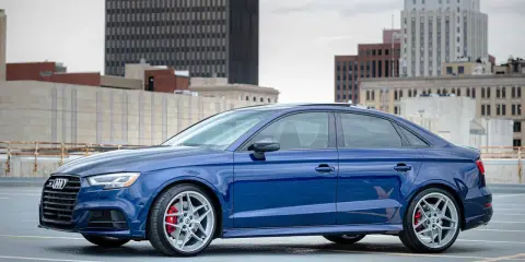 Błękitne Audi S3 na parkingu, w tle miejska panorama. Zastanawiasz się, ile trwa rejestracja samochodu w leasingu?