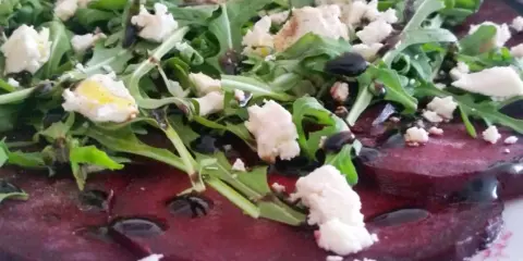 Carpaccio z buraka z fetą i rukolą, polane sosem balsamicznym.