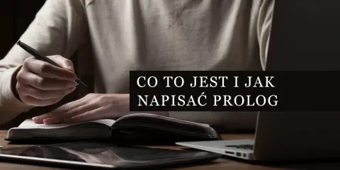 Osoba pisze piórem w notatniku, obok leży tablet i laptop. Tekst na ekranie: "Co to jest i jak napisać prolog".
