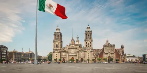 Meksyk w grudniu. Ogromna katedra i plac Zócalo, z meksykańską flagą dumnie powiewającą na wietrze.