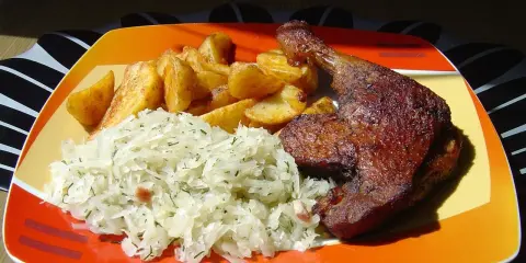 Soczyste udka z kurczaka: przepis eksperta na chrupiącą skórkę.