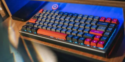 Clavier gamer personnalisable avec touches colorées. Un guide pour comment choisir son clavier gamer.