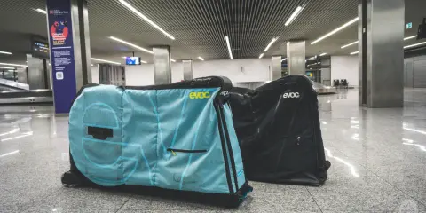 Dwie torby na rowery Evoc czekają na transport samolotem na lotnisku.