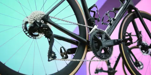 Część rowerowa z napędem Shimano 105, widoczna kaseta, przerzutka i korba.