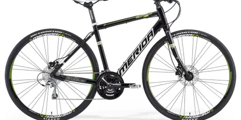 Czarny rower Merida Speeder z zielonymi akcentami. Merida to znana firma produkująca rowery.