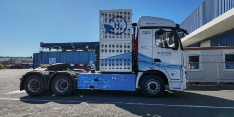 Camión hidrogeno Walmart Chile, con sistema de propulsión H2 y diseño futurista, listo para logística limpia.