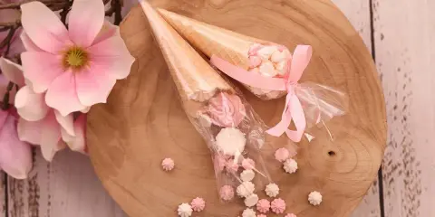 Słodkie rożki z bezą i kwiaty magnolii – idealne podziękowania dla gości DIY.
