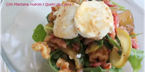Ensalada templada con manzana, nueces y queso de cabra. Deliciosa combinación de sabores y texturas.