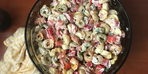 Sałatka z tortellini: Przepis na hit! Jak uniknąć błędów?