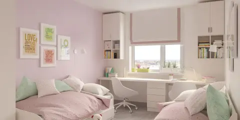Chambre rose et blanche avec deux lits jumeaux, un bureau et des étagères, idéale pour séparer une chambre en deux.