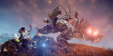 Aloy na mechanicznym wierzchowcu celuje z łuku w latającą maszynę w Horizon Zero Dawn 2.