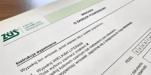 Formularz ZUS o zasiłek pogrzebowy. Wniosek można złożyć w dowolnym momencie po śmierci bliskiej osoby, nie ma określonego terminu, ile dni po śmierci jest pogrzeb.