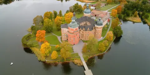 En vacker utflykt till Uppsala med ett slott omgivet av höstfärger och vatten.