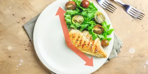 Szybki i zdrowy obiad: grillowana pierś kurczaka z rukolą i pomidorkami. Strzałka sugeruje, że to idealne rozwiązanie, gdy zastanawiasz się, co na obiad szybko i zdrowo.