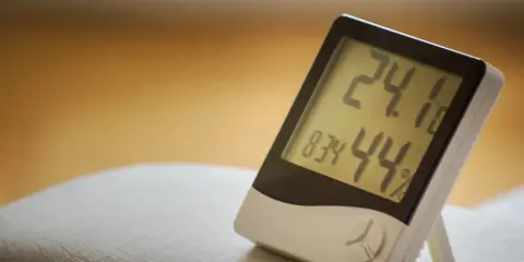 Cyfrowy higrometr pokazuje 24.1°C i 44% wilgotności. To urządzenie, które mierzy wilgotność powietrza.