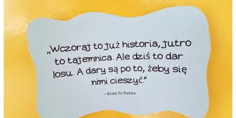 Cytat z Kung Fu Panda na jasnoniebieskiej chmurce na żółtym tle.