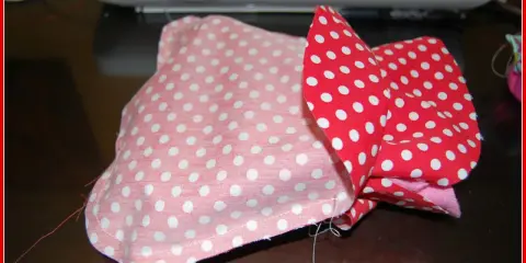 Dos bolsos flamenca con patrones de lunares, uno rosa y otro rojo, listos para coser.