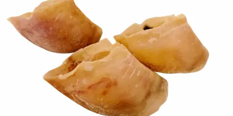 Trois sabots de veau pour chien, potentiellement dangereux.