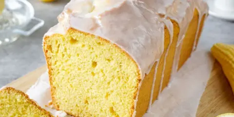 Saftiger Zitronenkuchen mit Zuckerguss, perfekt für ein einfaches zitronenkuchen rezept. Frisch gebacken und bereit zum Genießen.