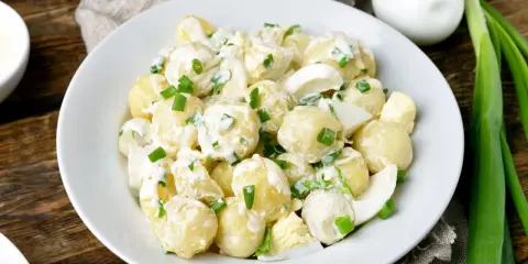 Cremiger Kartoffelsalat mit Ei und Frühlingszwiebeln, ein wahres Kartoffelsalat Geheimrezept, das auf jedem Tisch glänzt.