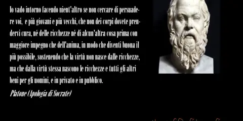 Busto di Socrate, con citazione da Platone sull'importanza della virtù e del pensiero socratico.