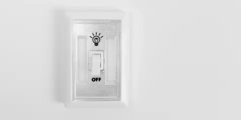 Wyłącznik światła z napisem "OFF". Ucz się phrasal verbs po polsku, by lepiej rozumieć język.