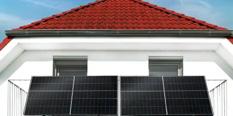 Zwei Solarmodule auf einem Balkongeländer, bereit für maximale Leistung. Das Balkonkraftwerk nutzt die Sonne für saubere Energie.