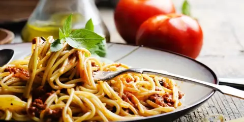 Gruby makaron spaghetti: jak gotować i z czym łączyć? Poradnik eksperta