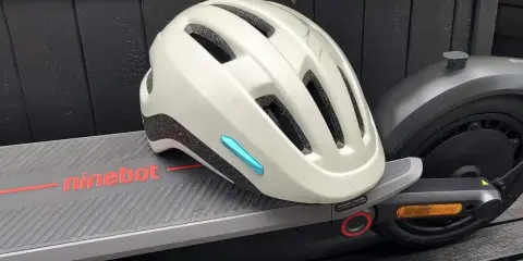 Kask z technologią MIPS co to? leży na hulajnodze Ninebot. Zapewnia dodatkową ochronę głowy podczas jazdy.
