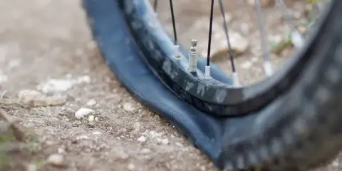 Przebita opona? Zdejmij ją z roweru bez trudu! Poradnik.