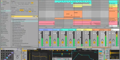 Un compositeur de musique utilise un logiciel pour créer des sons, comme ce "Drifting Ambient Pad".