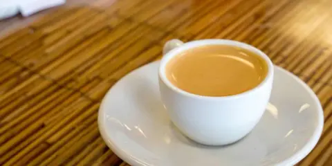 Eine Tasse heißer Kaffee, ein wahrer Genuss für den Morgen. Kaffee ole!