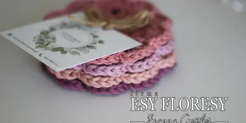 Stosik ręcznie robionych, szydełkowych podkładek pod kubek w odcieniach różu i fioletu. Na wierzchu wizytówka firmy ESY FLORY.