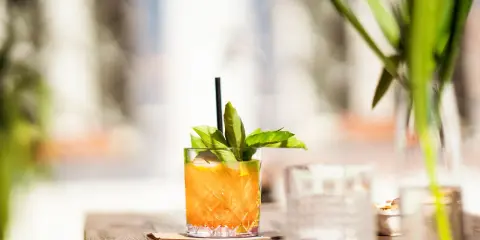 Erfrischender Cocktail mit Irish Whiskey, Zitrone und Basilikum, perfekt für warme Tage.