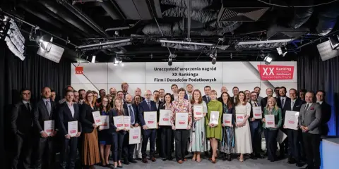 Grupa nagrodzonych osób z dyplomami na uroczystości wręczenia nagród XX Rankingu Firm i Doradców Podatkowych.