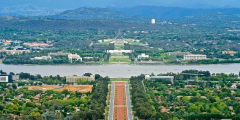Widok na stolicę Australii, Canberrę, z Parlamentem i jeziorem.