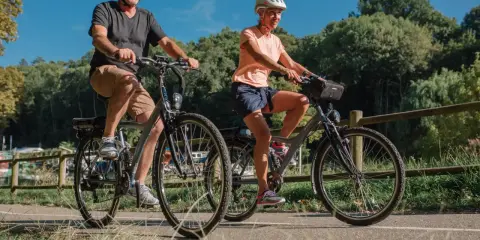 Para, jadąca na rowerze dla grubasa, cieszy się przejażdżką po malowniczej ścieżce.