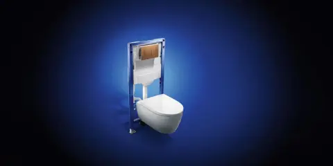 Une cuvette de toilette suspendue avec une chasse d'eau encastrée Geberit, prête pour une installation moderne et épurée.