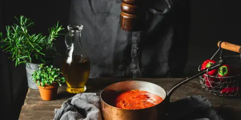Jak uratować przesolony sos do hamburgerów? Sprawdzone triki eksperta!