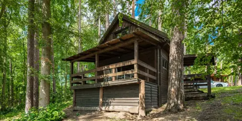 Drewniane domki kempingowe Mazury w otoczeniu zieleni. Idealne miejsce na wypoczynek wśród natury.