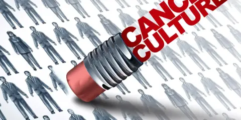 Gomme effaçant des silhouettes humaines, symbolisant la "cancel culture" qui efface des individus de la société.