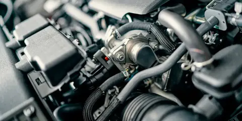 Silnik diesla, pełen przewodów i metalowych elementów. Czy lubi wysokie obroty? To pytanie dla mechanika.