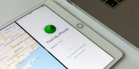 Tablet z otwartą aplikacją "Find My iPhone" i mapą.